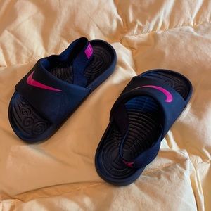 Toddler girls Nike sandals. Black with pink logo.